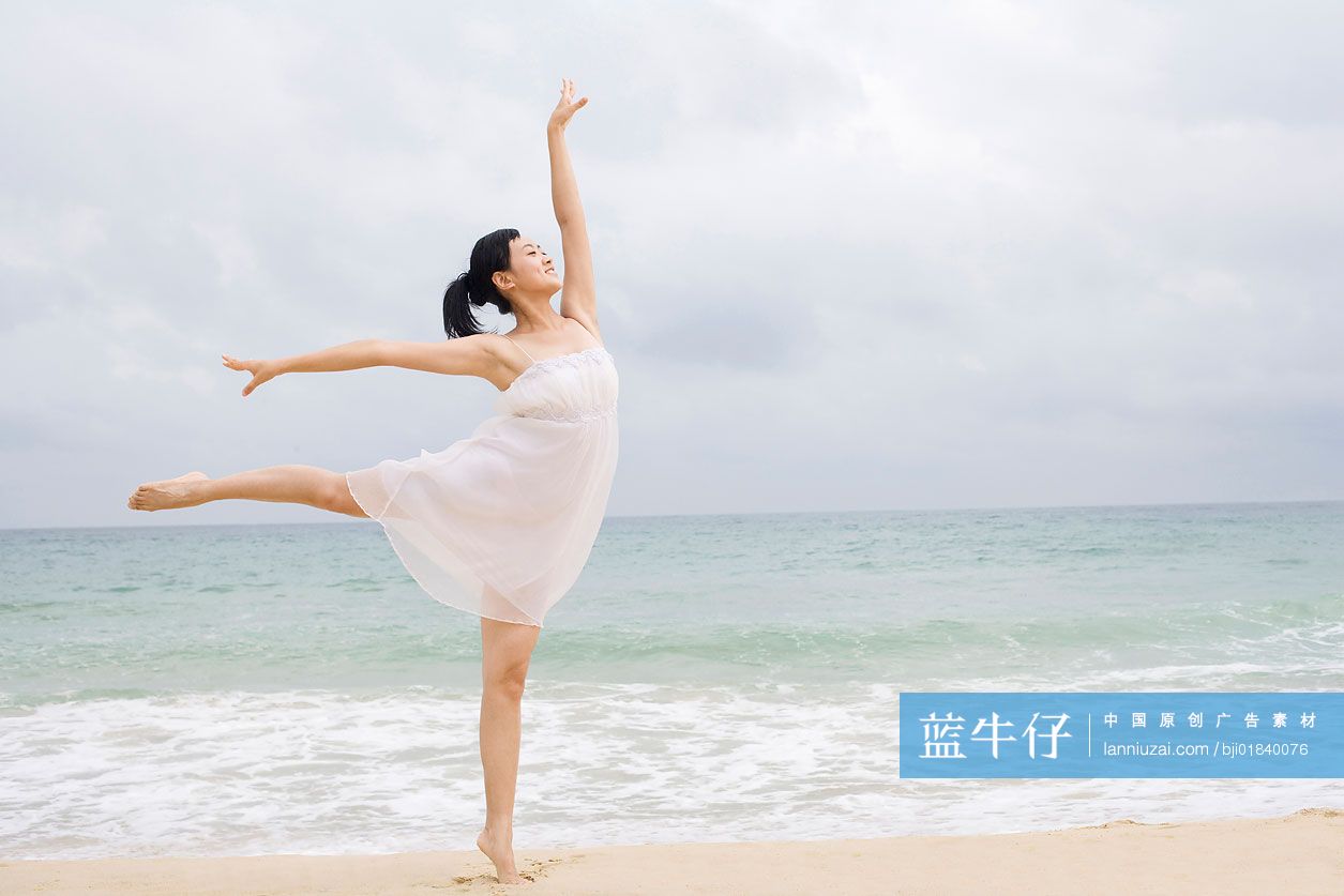 女子海边起舞单立腿
