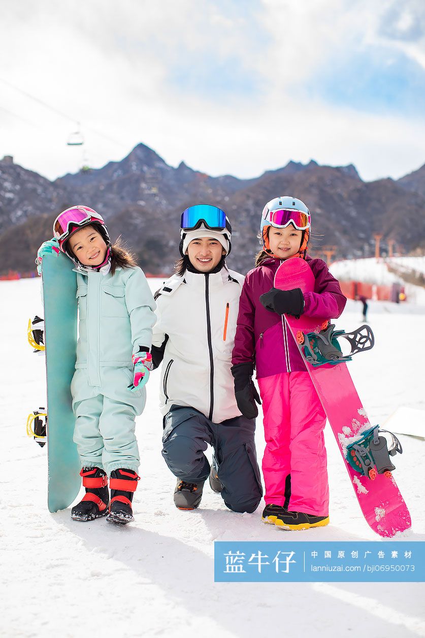 孩子们和教练在滑雪场玩