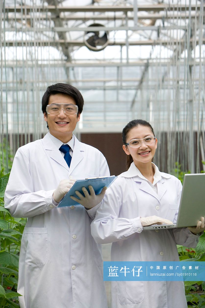 农艺师在现代农庄做科学研究