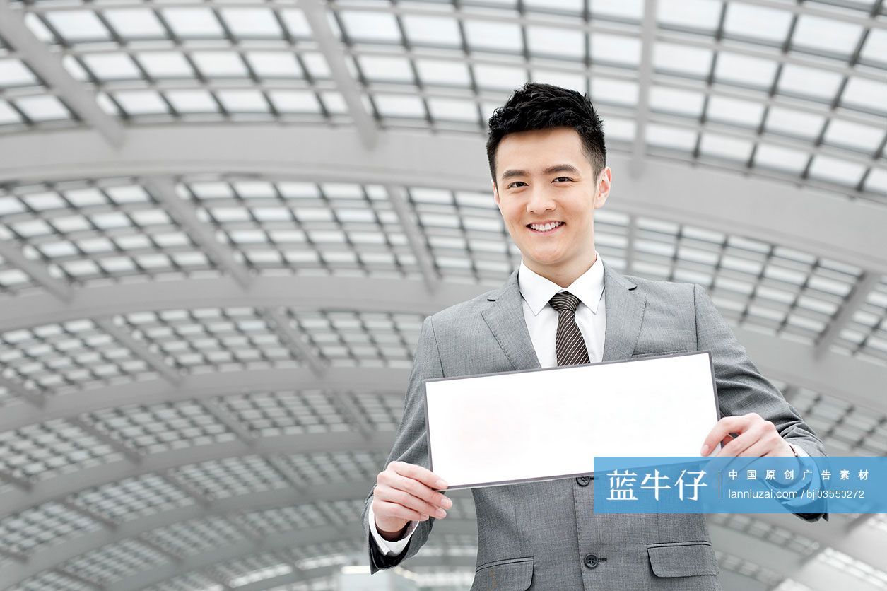 商务男士拿着空白警示标志