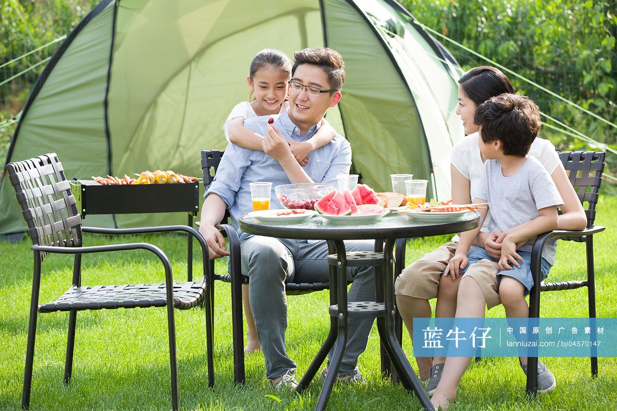 年轻家庭户外野餐