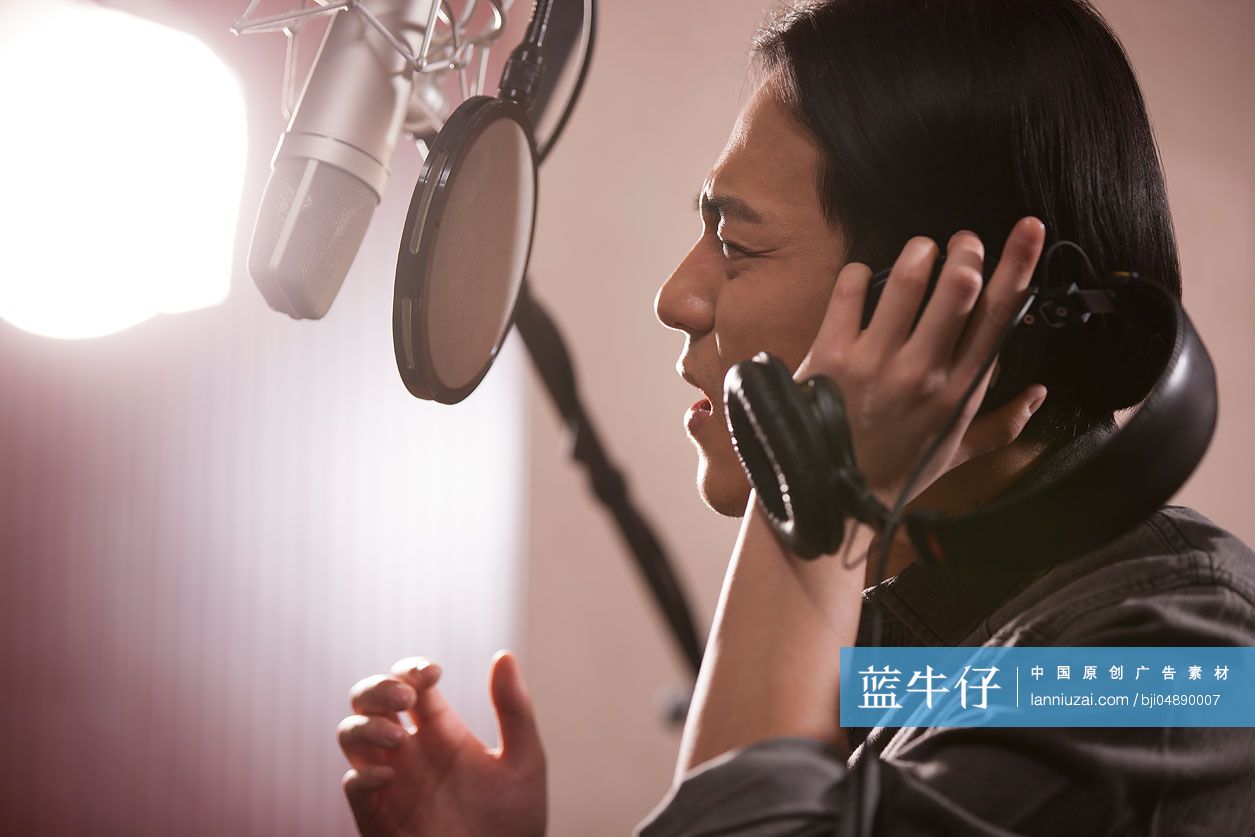 年轻男子在录音棚唱歌