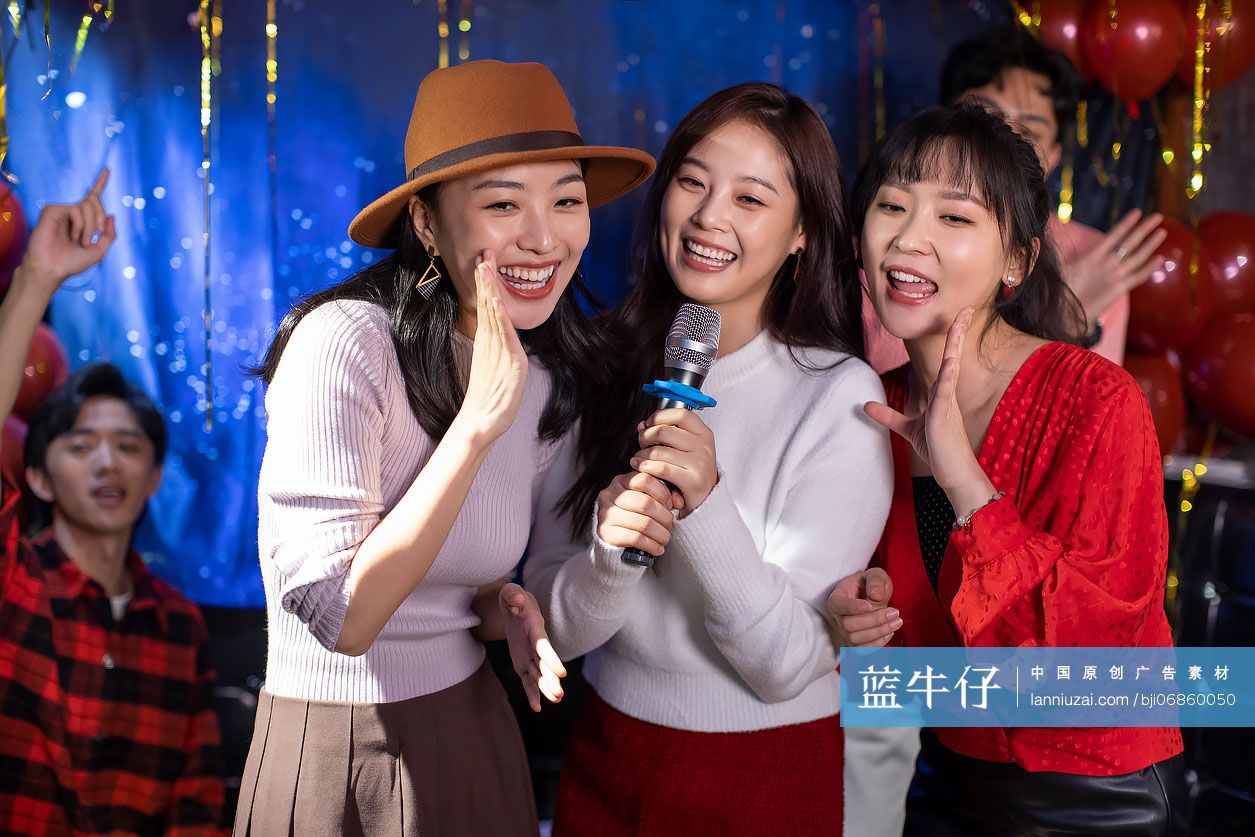 快乐的年轻人在KTV唱歌