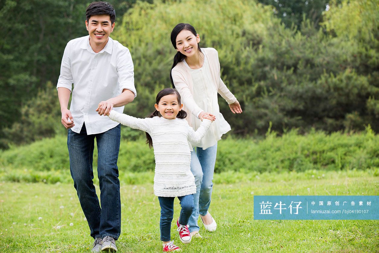 一家人在草地上玩耍