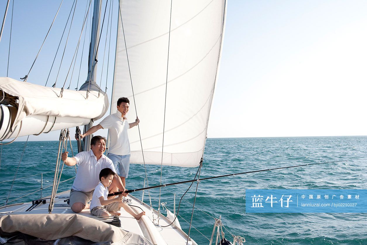 祖孙三代一起驾帆船出海