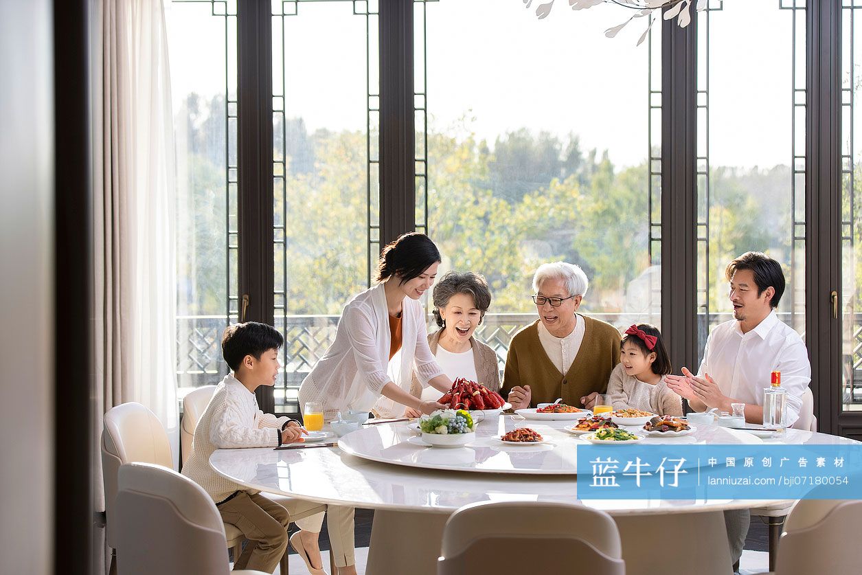 快乐家庭吃年夜饭