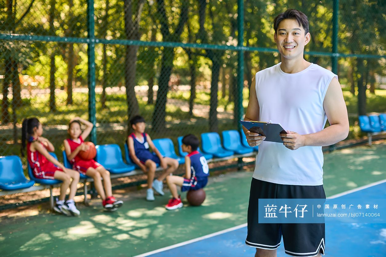 篮球教练和孩子们