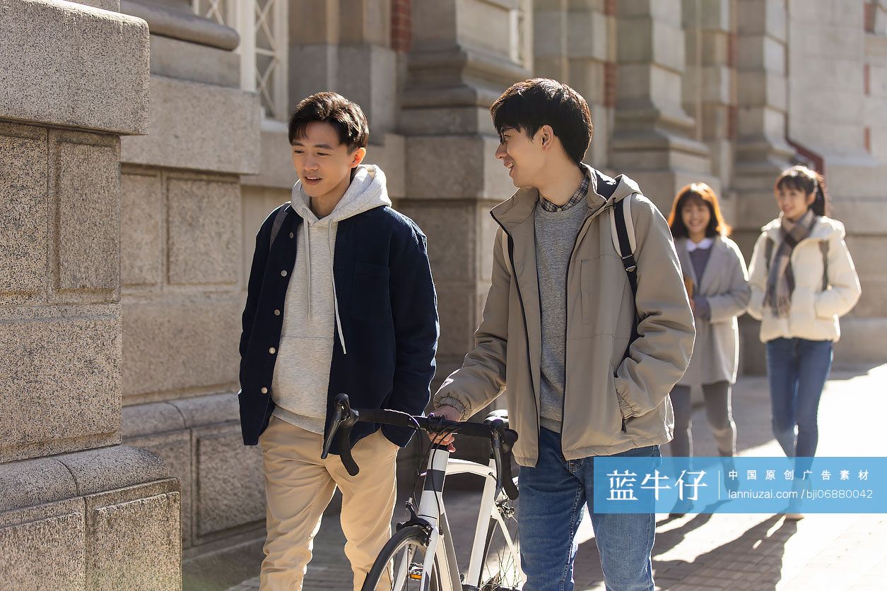校园里的大学生