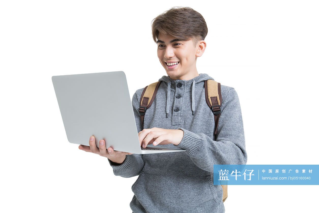 开心的男大学生使用笔记本电脑