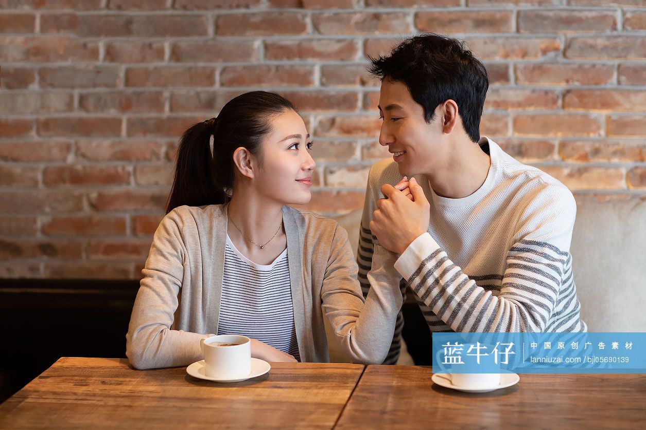 年轻情侣在咖啡店约会