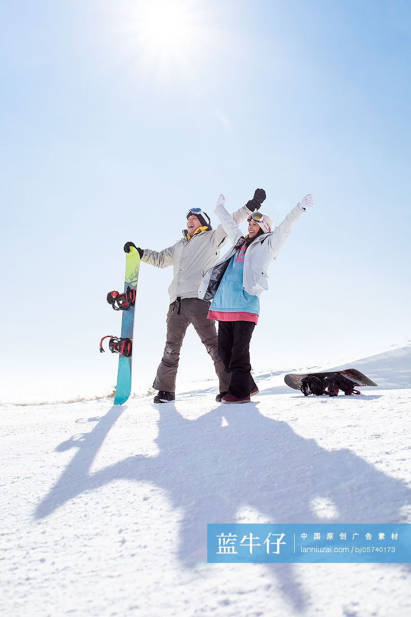 快乐的年轻情侣在滑雪场滑雪