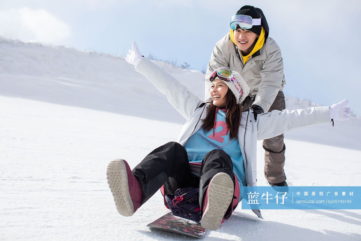 快乐的年轻情侣在滑雪场滑雪