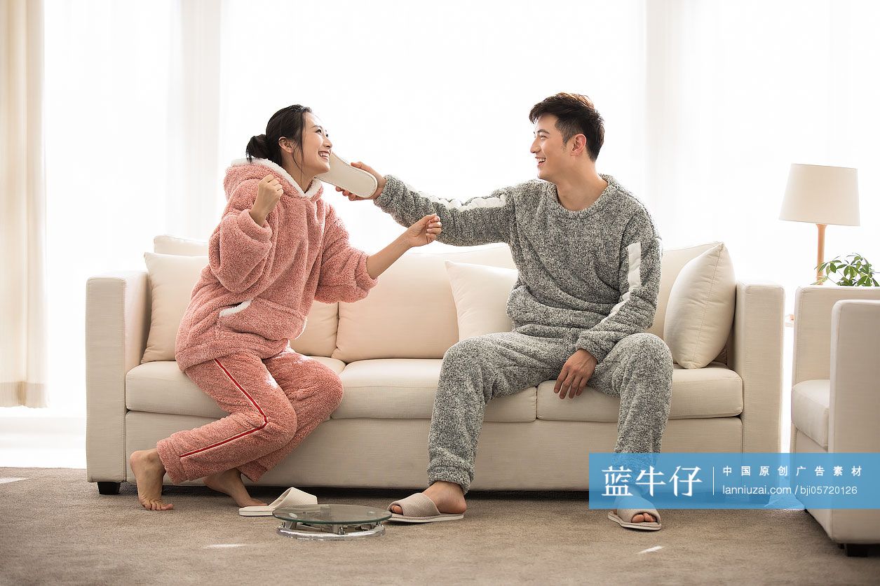 快乐年轻夫妇在客厅共享欢乐时光-蓝牛仔影像-中国原创广告影像素材