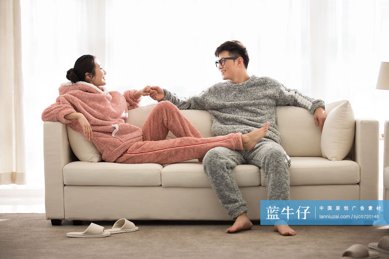 快乐的年轻情侣在客厅-蓝牛仔影像-中国原创广告影像素材