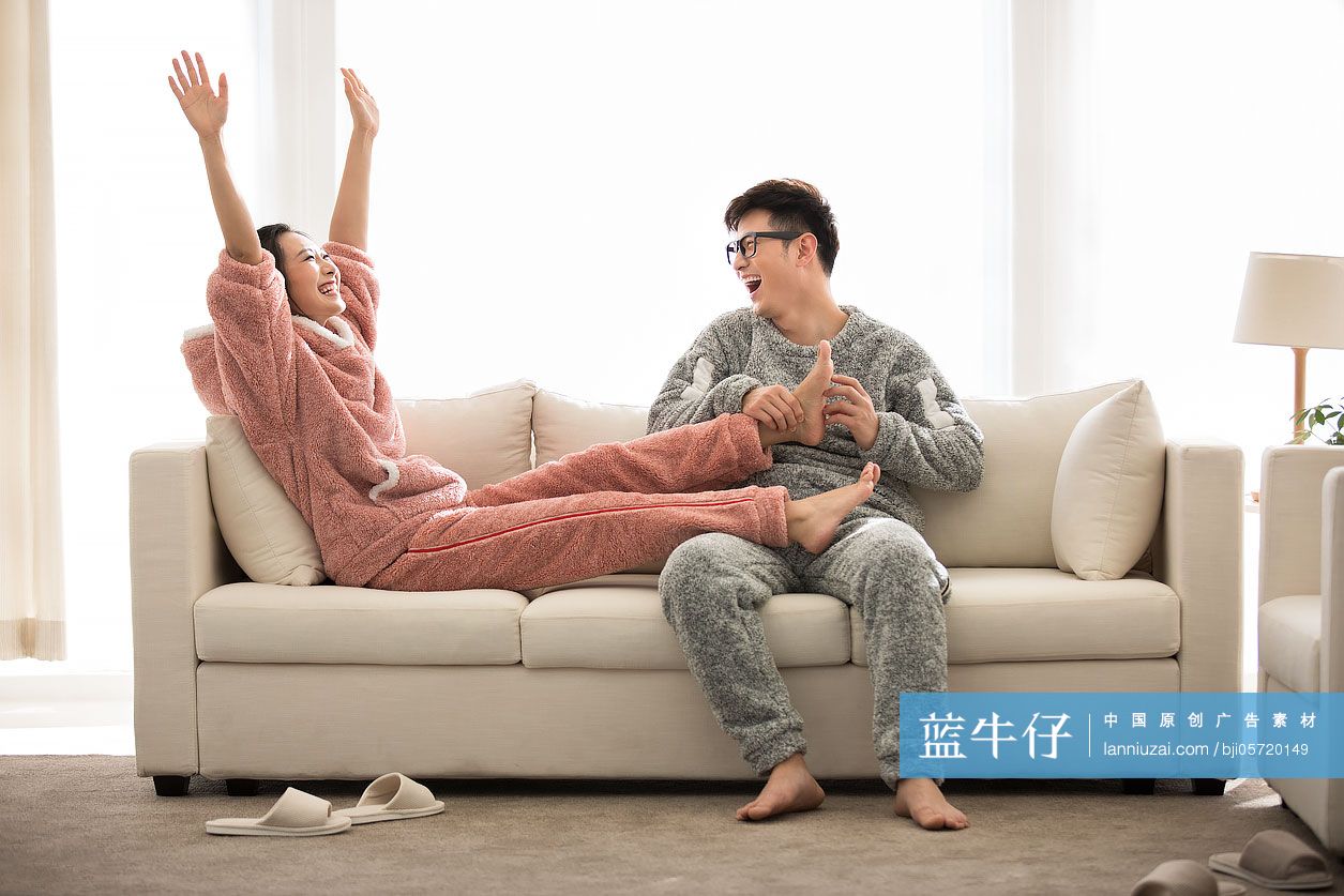 快乐的年轻情侣在客厅-蓝牛仔影像-中国原创广告影像素材