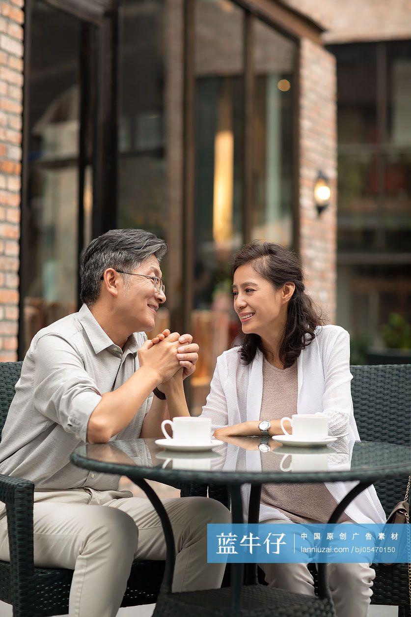 中老年夫妇在咖啡店喝咖啡