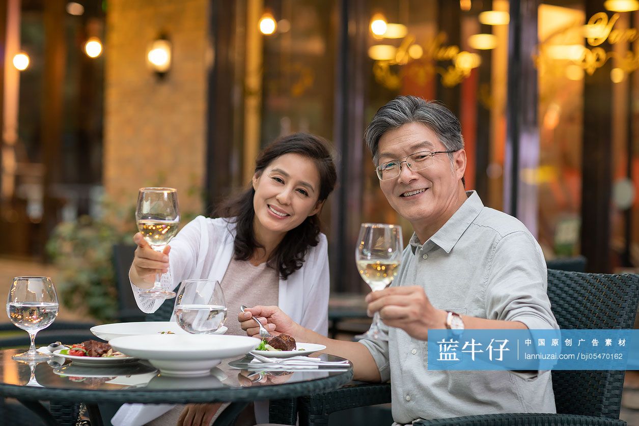 中老年夫妇在餐馆喝酒干杯