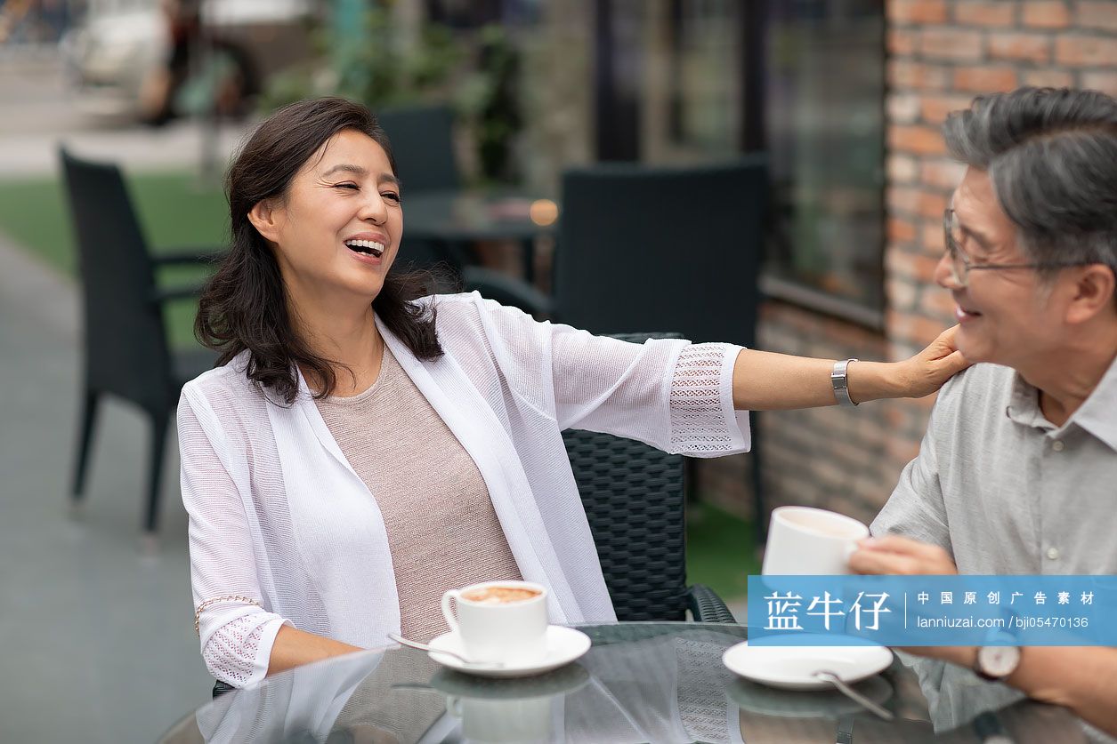 中老年夫妇在咖啡店喝咖啡