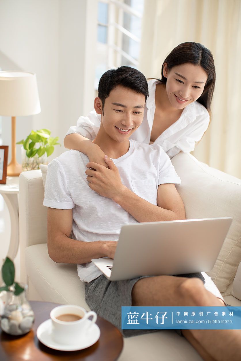 年轻情侣在家使用笔记本电脑-蓝牛仔影像-中国原创广告影像素材
