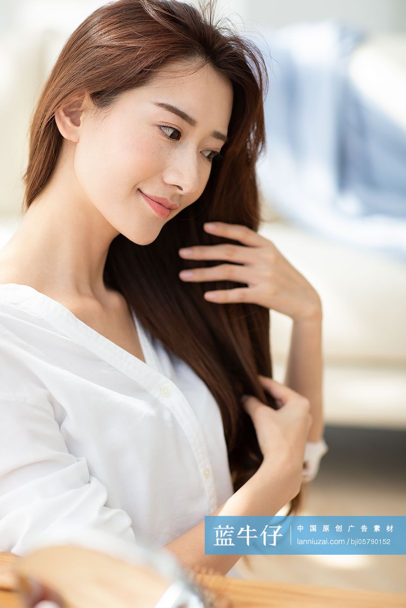 年轻女士护理头发