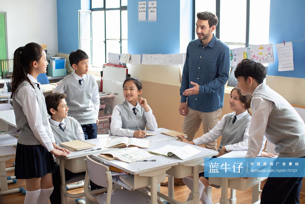 学生和老师在教室讨论