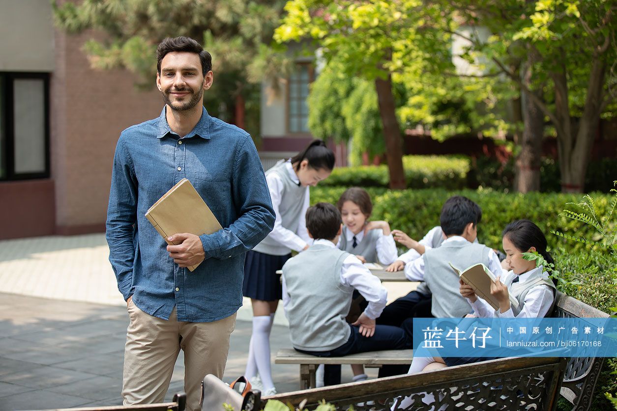 老师和学生在校园里