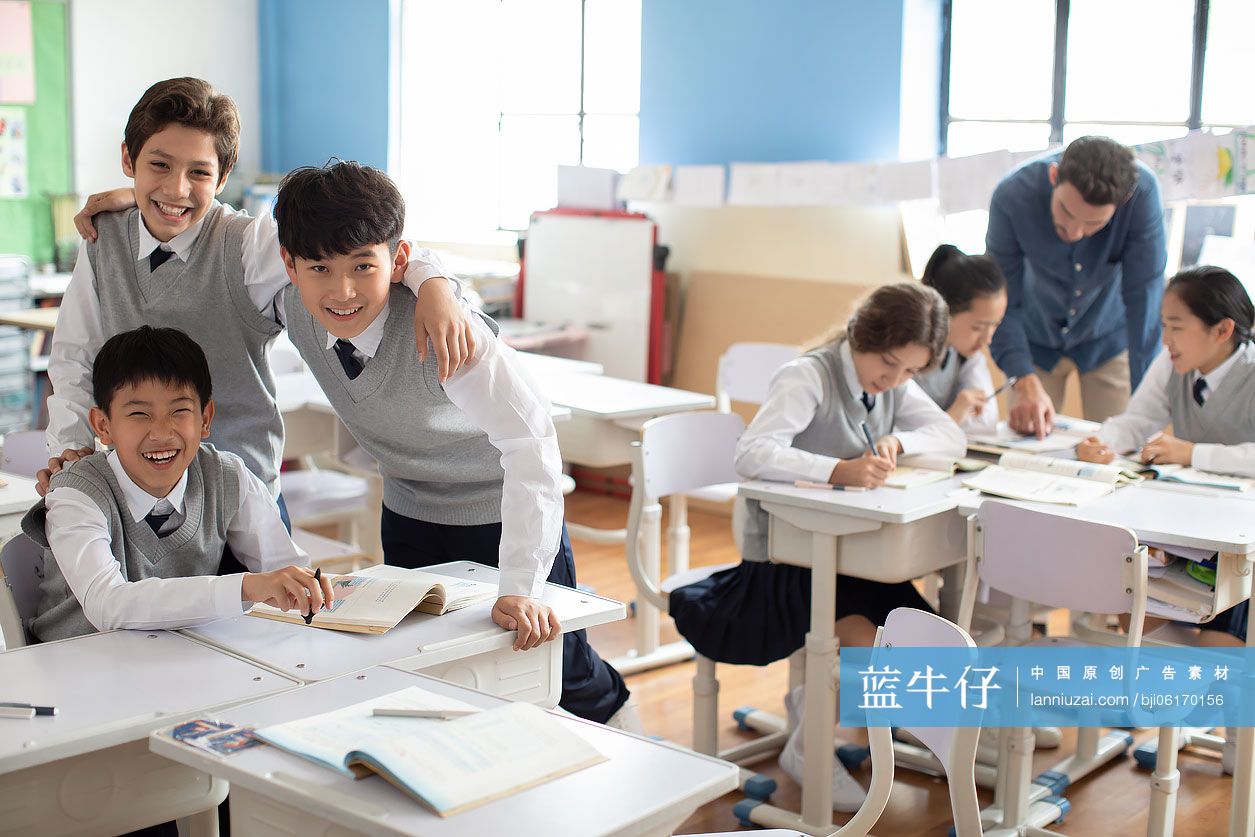 学生和老师在教室