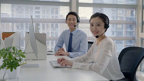 Young Chinese business people working in office,4K