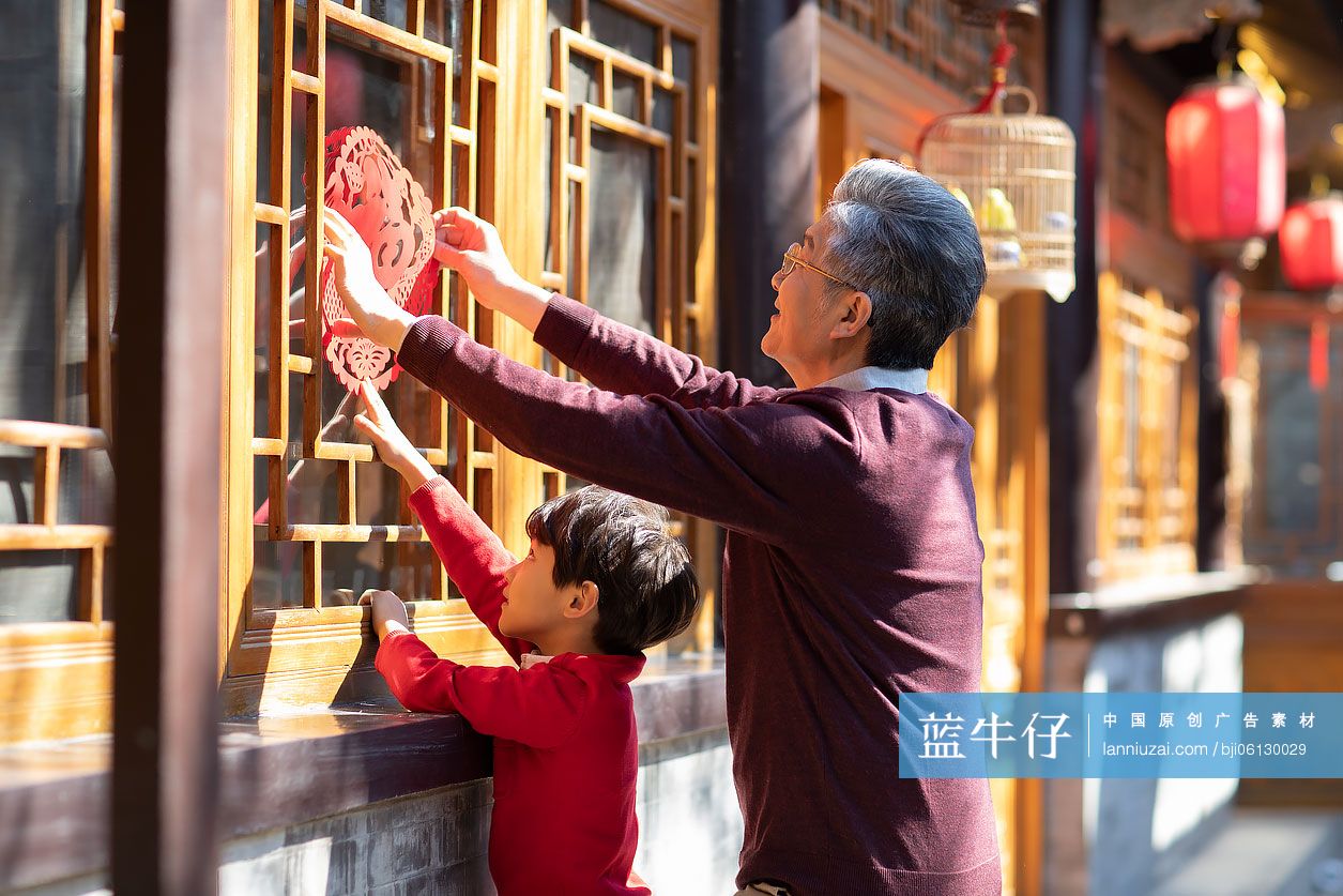 爷孙俩一起贴窗花