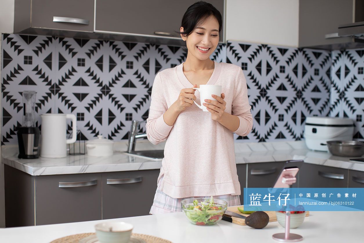 快乐年轻女士在厨房做沙拉