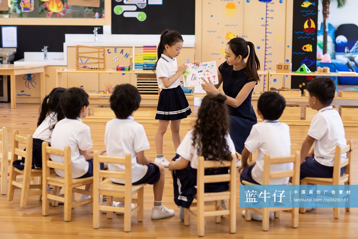 幼儿园老师给孩子上绘画课