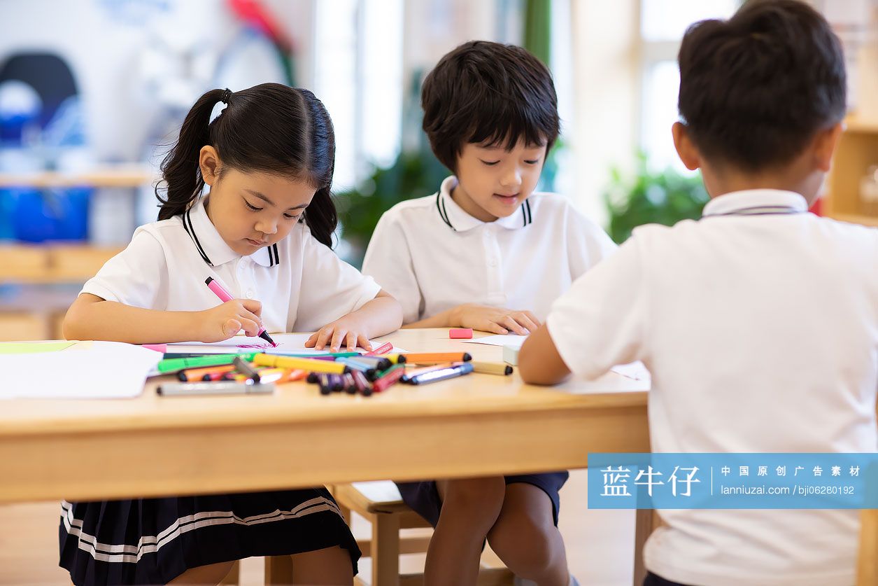 儿童在教室绘画