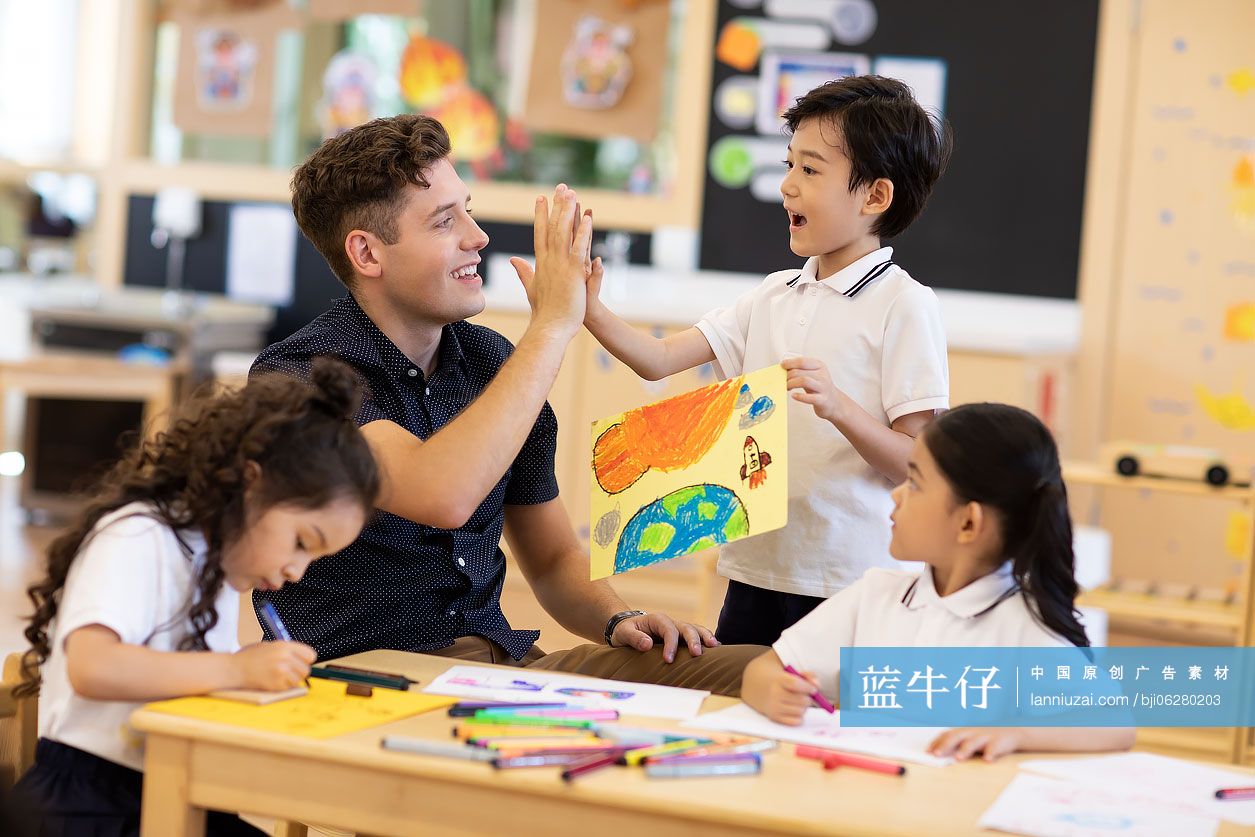 外教给孩子上美术课