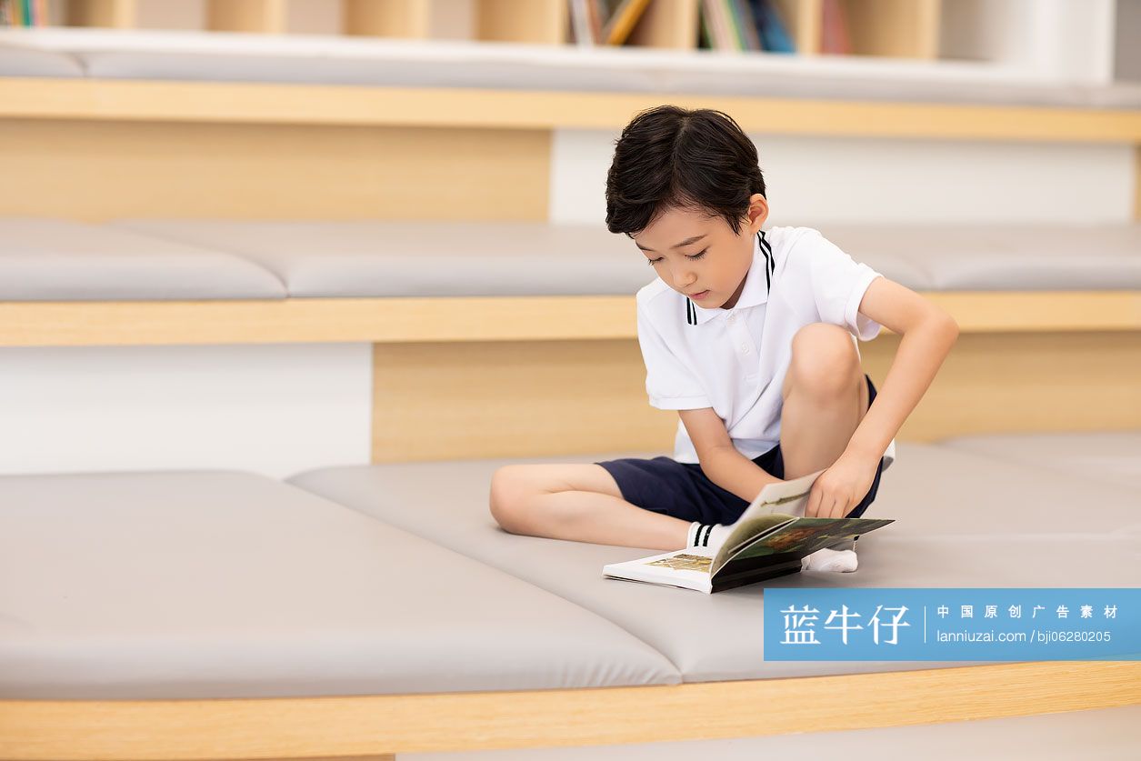 小男孩认真看书