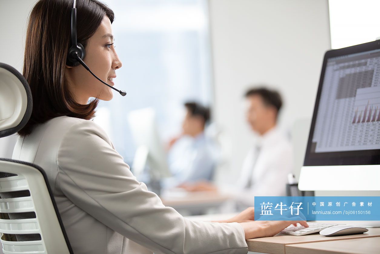 商务人士在办公室工作