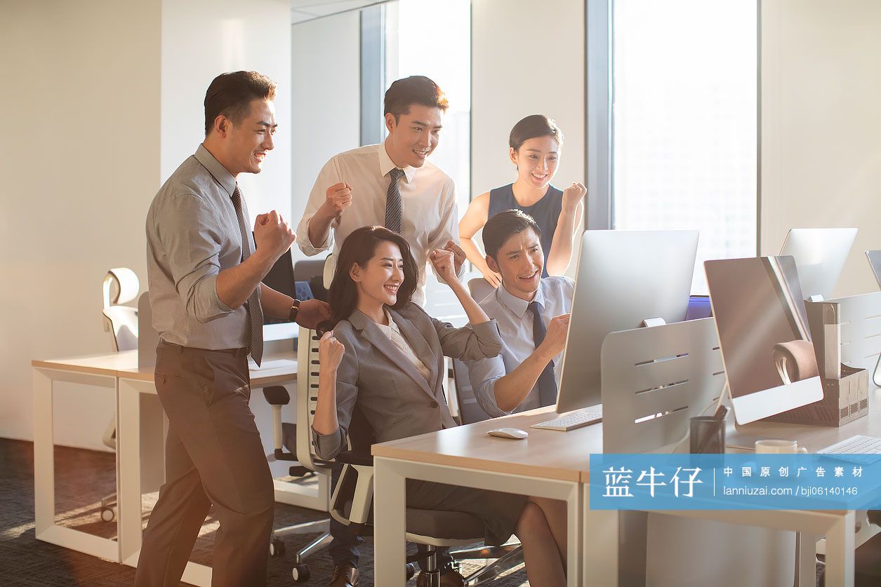 成功商务人士在办公室庆祝