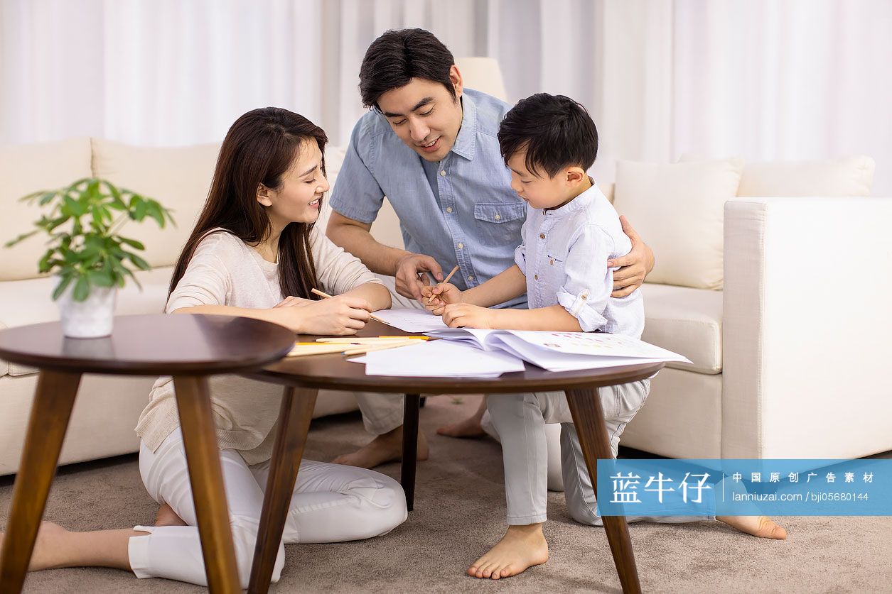 年轻父母辅导孩子作业