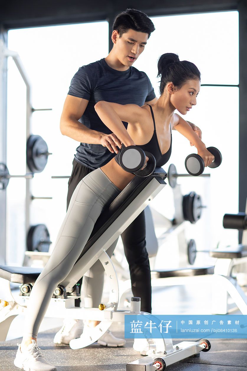 年轻女士上私教课