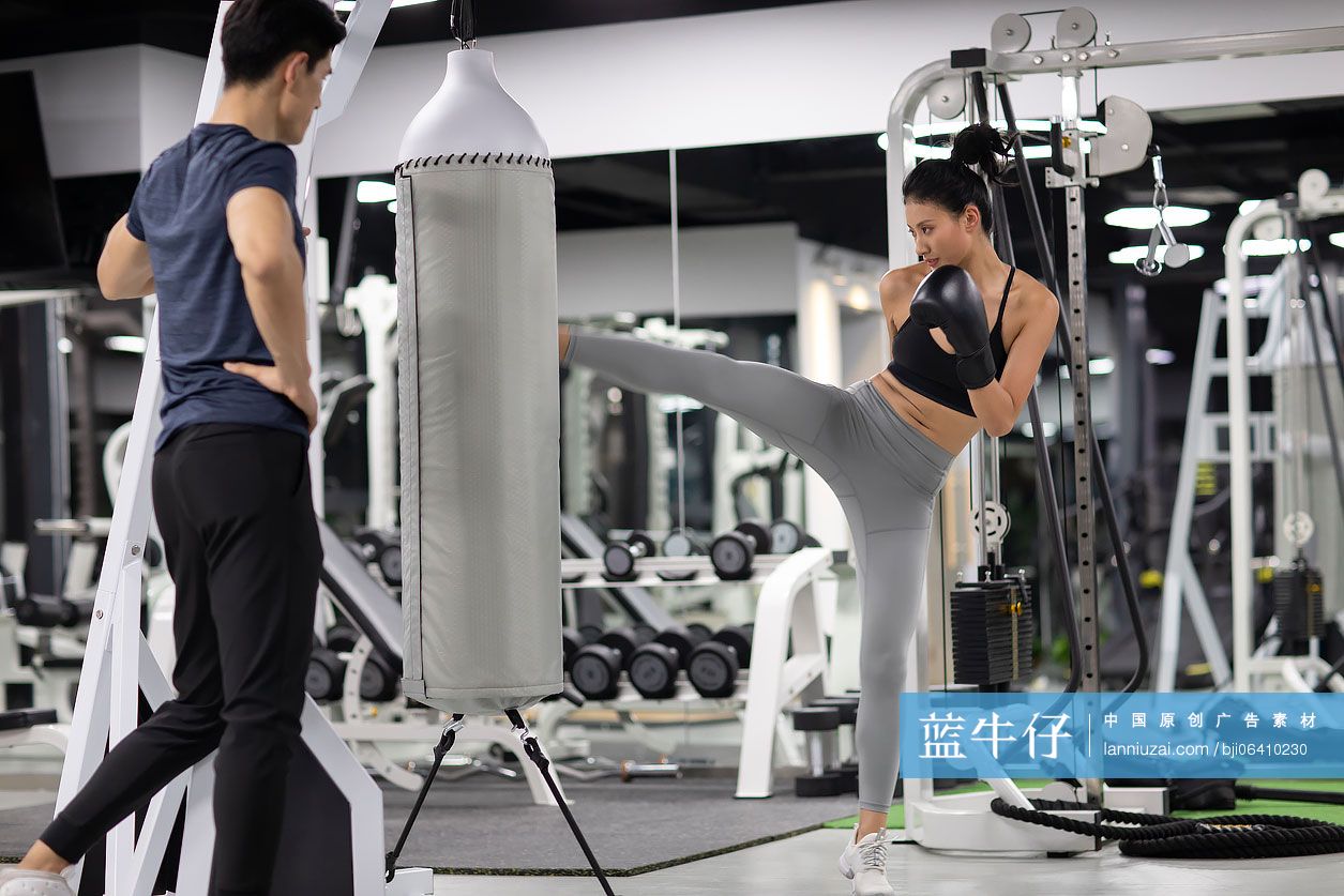 年轻女士上私教课