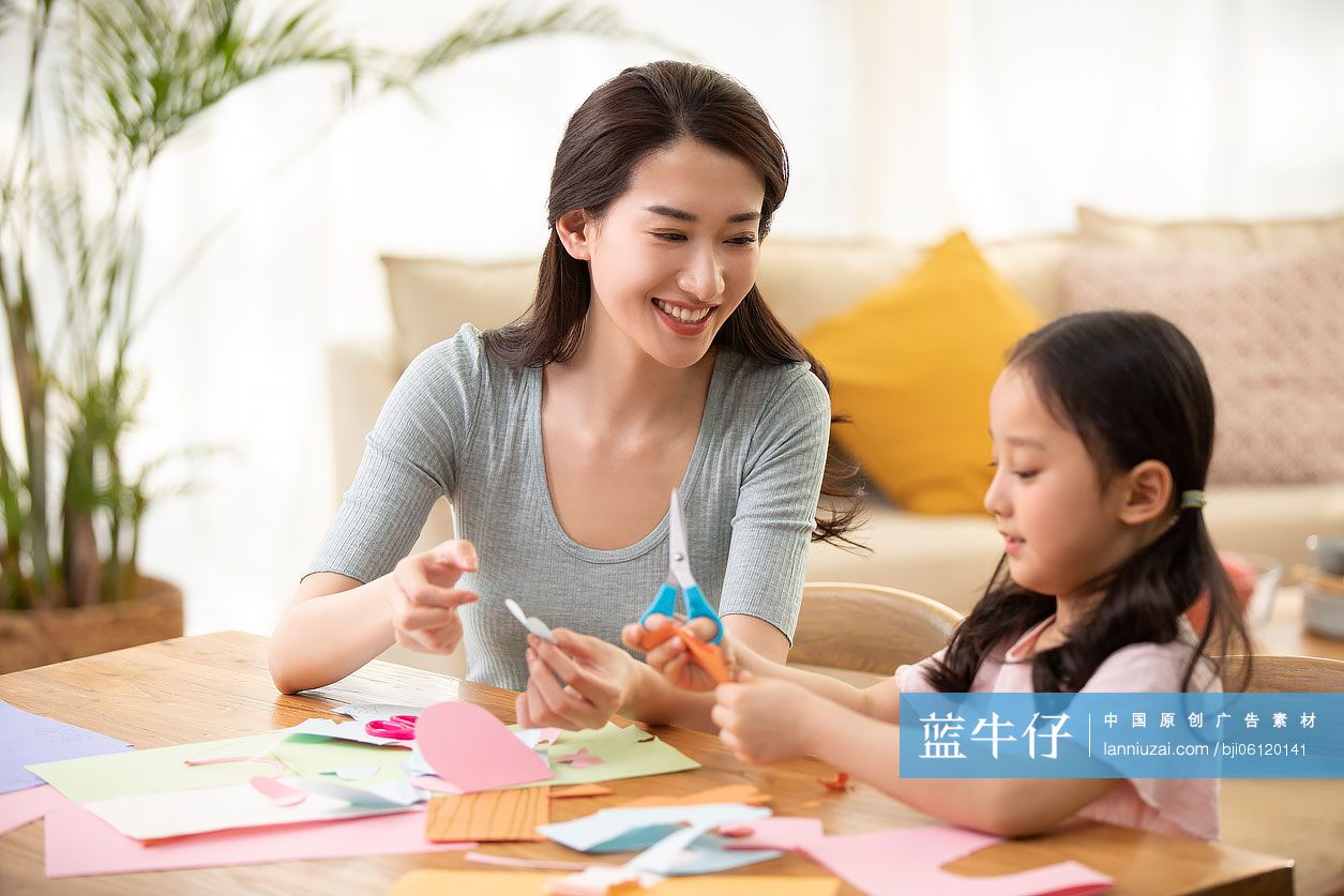 快乐的母女俩在家剪纸