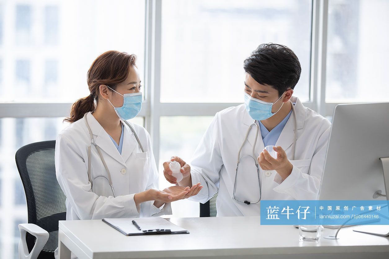 年轻医生在办公室使用免洗洗手液