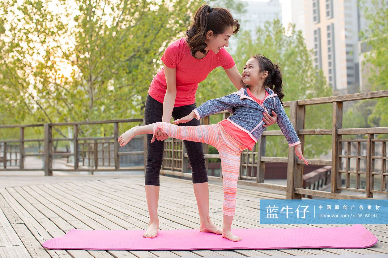 快乐的母女俩一起练瑜伽