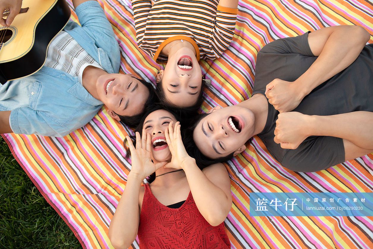 快乐的年轻朋友户外露营