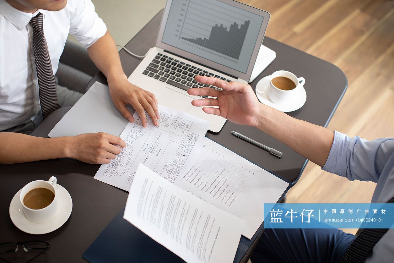 商务男士在咖啡馆沟通工作