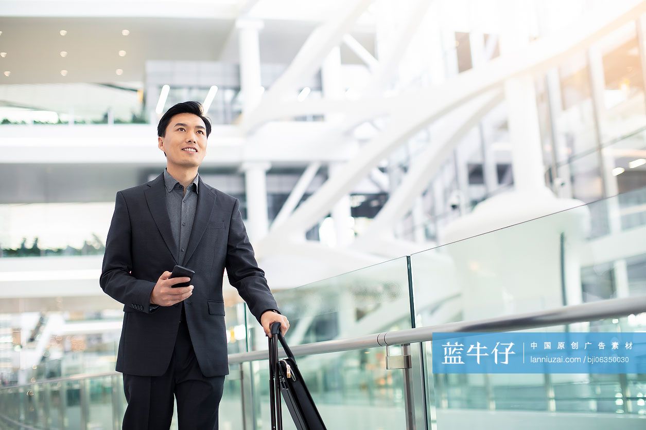 成功商务男士在机场