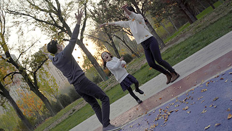 快乐的年轻家庭在公园玩耍