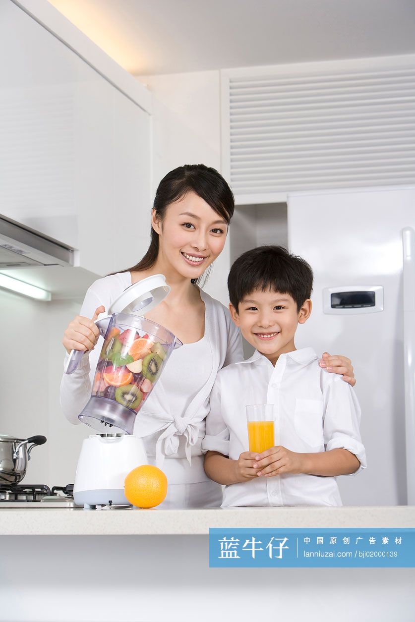 母子在厨房喝鲜榨果汁