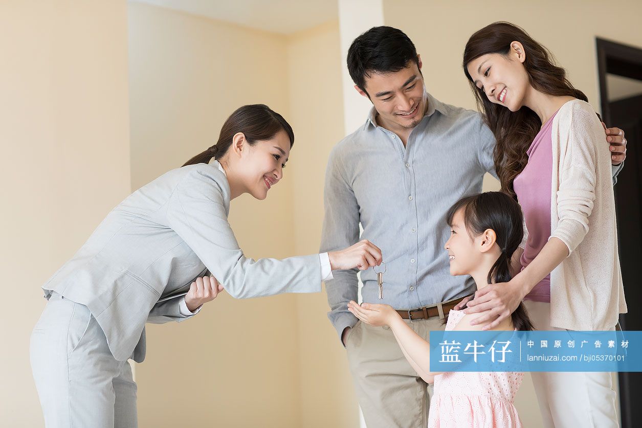 房产经纪人给年轻家庭新房钥匙