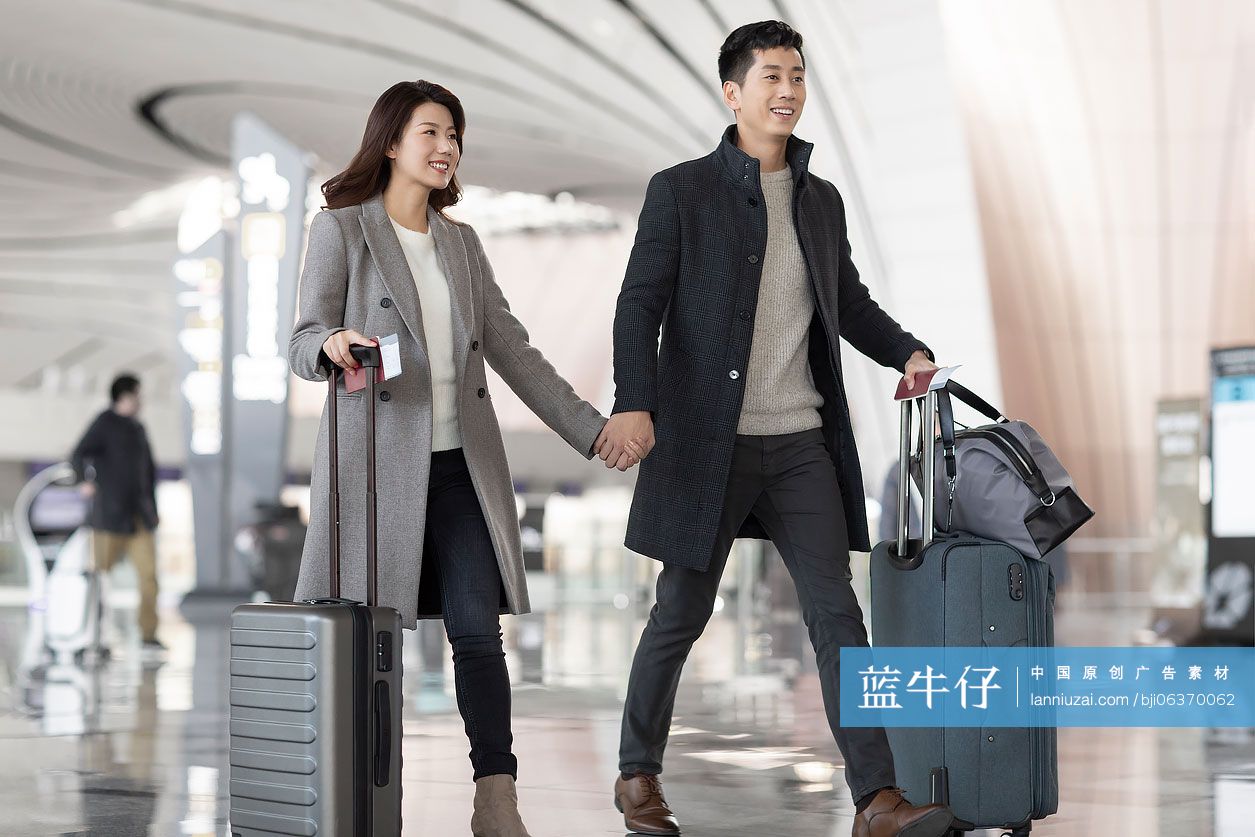 年轻夫妇在机场