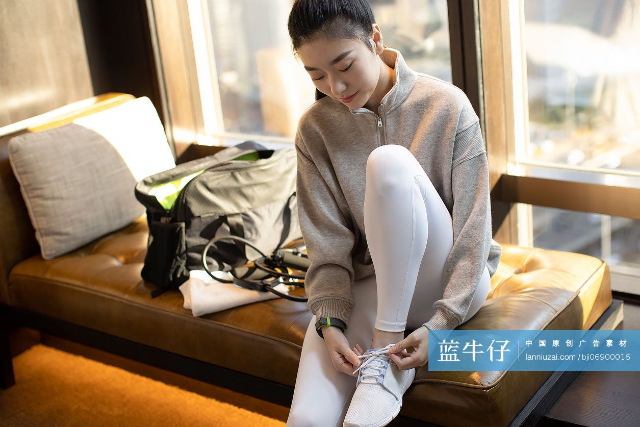 年轻女子准备去锻炼